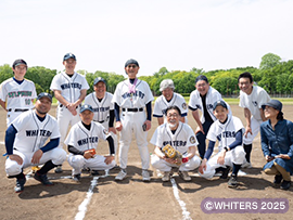 グラウンドで集合写真 正面