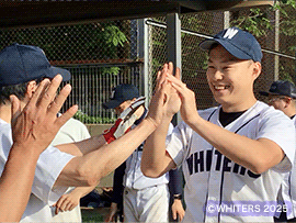 大畑選手 ベンチ前ハイタッチで迎えられる