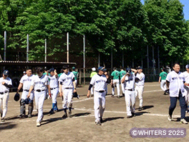 試合終了、ベンチに戻るメンバー