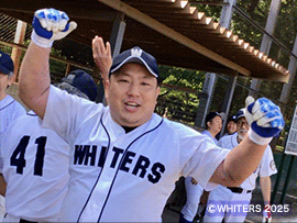 角田選手 ベンチ前でガッツポーズ